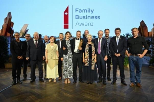 Gartenpflanzen Daepp mit Bundesrat Albert Rösti, Martin Haefner, Verwaltungsratspräsident AMAG Group AG, Helmut Ruhl, CEO AMAG Group AG und FBA-Jurypräsidentin Gabriela Manser.